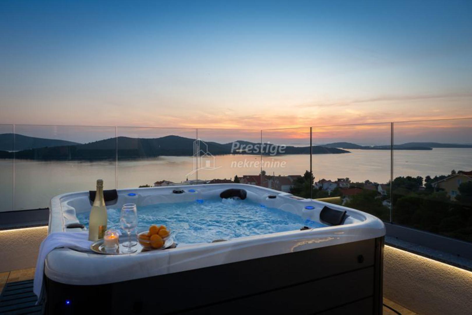 Vila je samostojeća i prostire se na tri etaže s ukupno 12 soba te stambenom površinom od 360 m². Okućnica zauzima 1123 m², a objekt je izgrađen 2022. godine.

