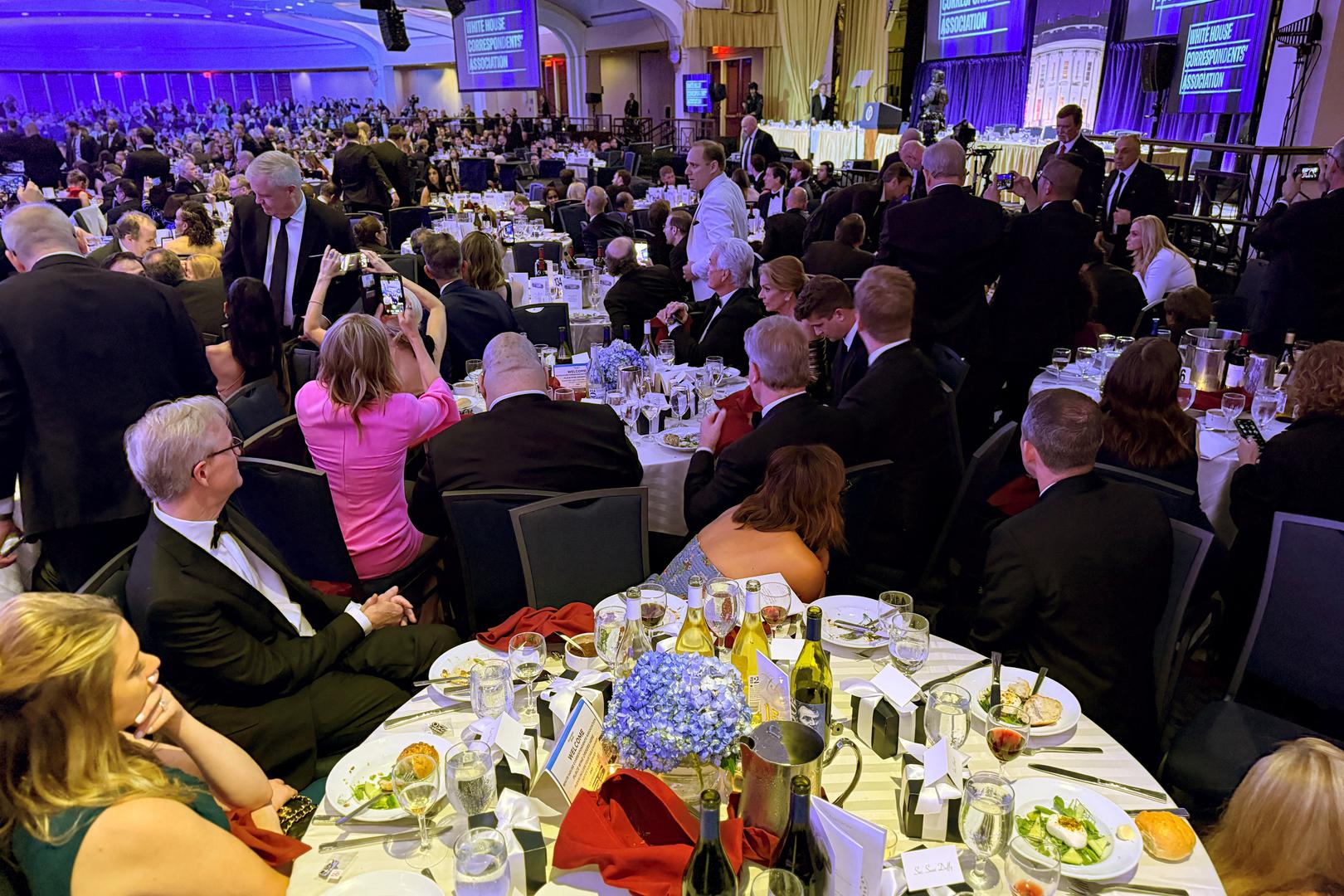 Članovi kabineta i uzvanici ležali su na podu ili se skrivali ispod stolova dok su agenti zauzimali položaje s oružjem uperenim prema dvorani.