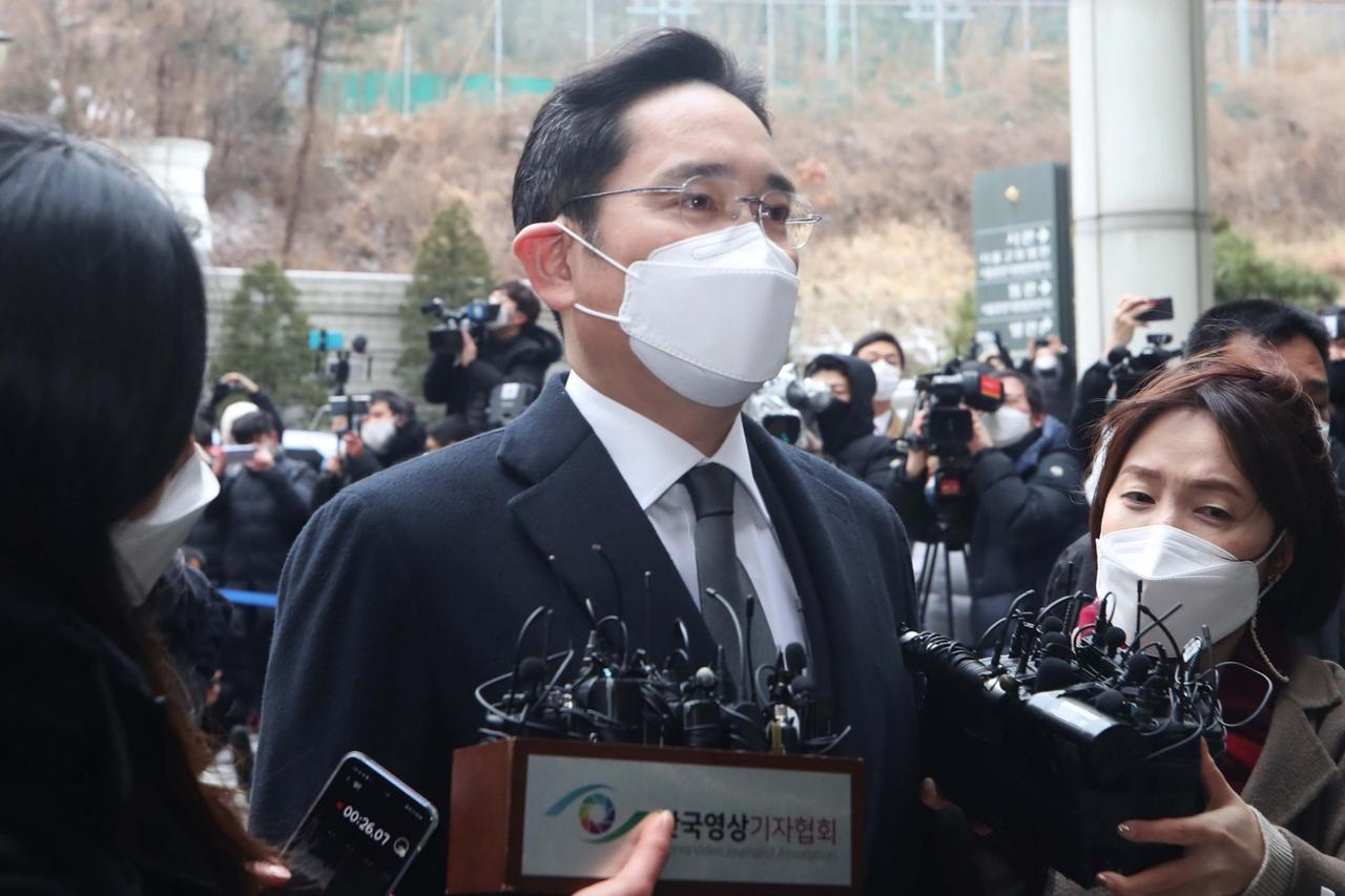 Samsung heir attends retrial