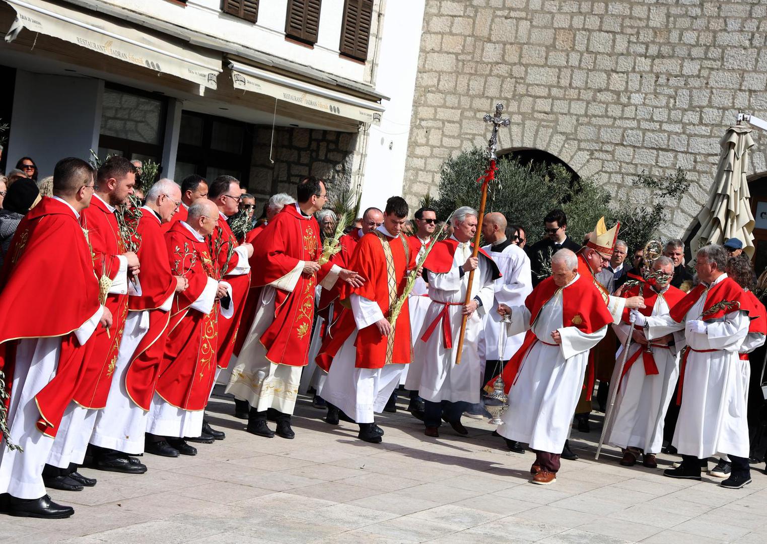 Na početku uvodnoga obreda zbor pjeva gregorijanski koral "Hosana Davidovu Sinu" (Blagoslovljen koji dolazi u ime Gospodnje, Izraelov Kralju...) a pri samomu ophodu koral "Židovska su djeca" (Židovska su djeca, s granama maslina u ruci, došla u susret Gospodinu i klicala u sav glas: Hosana u visini!)". 