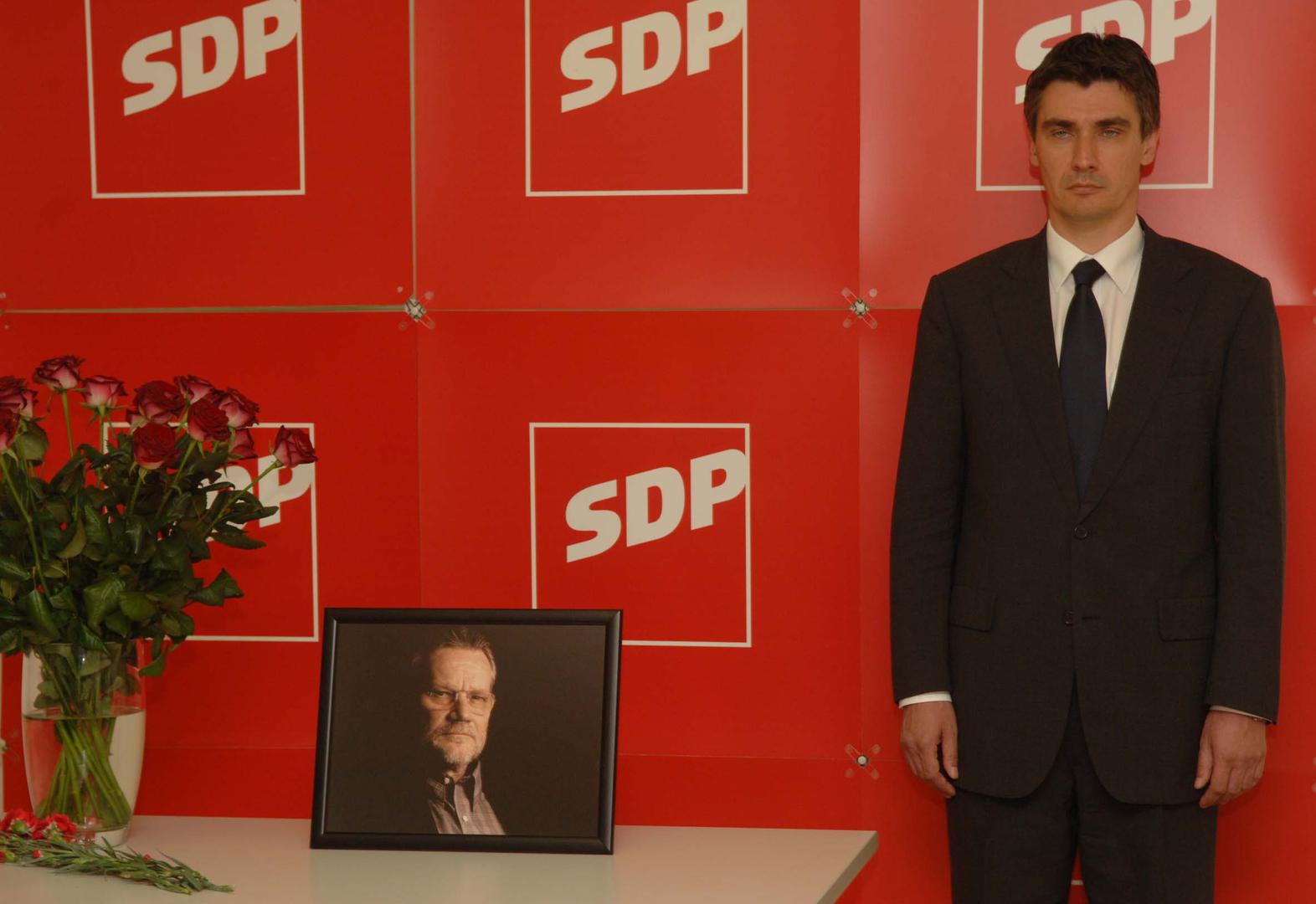 Na tim se fotografijama, snimljenima u dobi od 40 godina, Milanović pojavljuje s drugim stranačkim kolegama, prisustvujući okupljanju u središtu SDP-a u povodu smrti Ivice Račana, kojeg je Milanović naslijedio na čelu stranke nakon što se Račan razbolio.