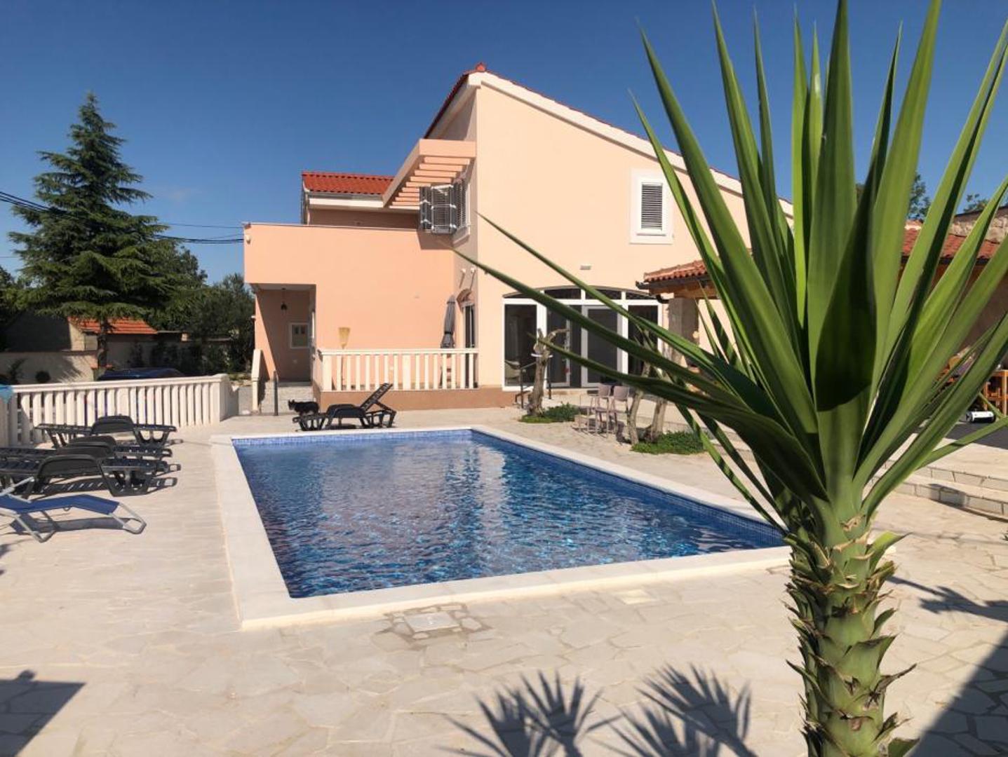 U Vodicama, u Šibensko-kninskoj županiji, prodaje se samostojeća katnica ukupne stambene površine od 295 četvornih metara, smještena na okućnici od gotovo 930 četvornih metara. 