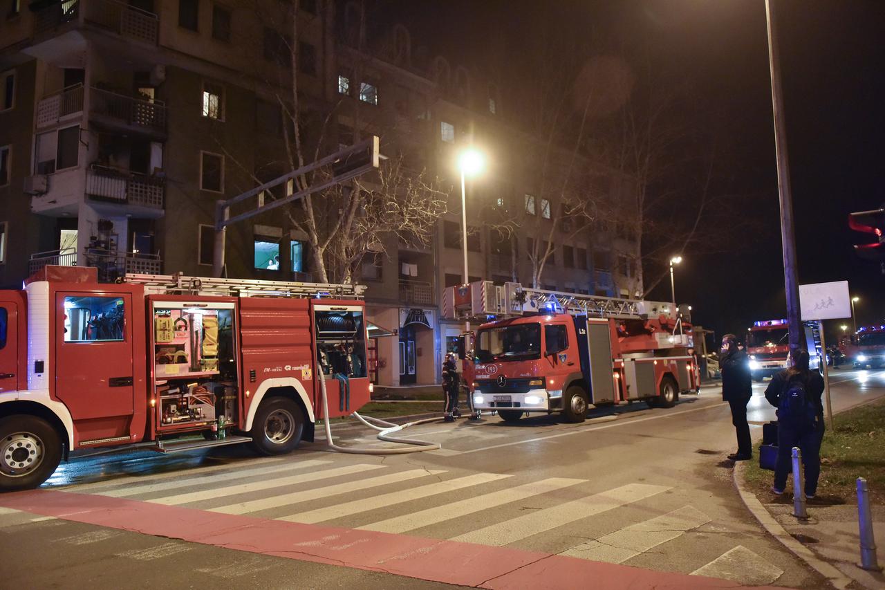 Vatrogasci s više vatrogasnih vozila ugasili požar u stanu na drugom katu u Španskom