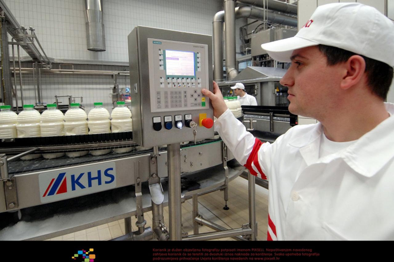 '19.06.2009., Varazdin - Od krave do tetrapaka. Na farmi obitelji Sambarek iz Kelemena krave se muzu ujutro i navecer, a sve rade strojevi, tako da mlijeko izravno iz vimena mljekovodom odlazi u lakto