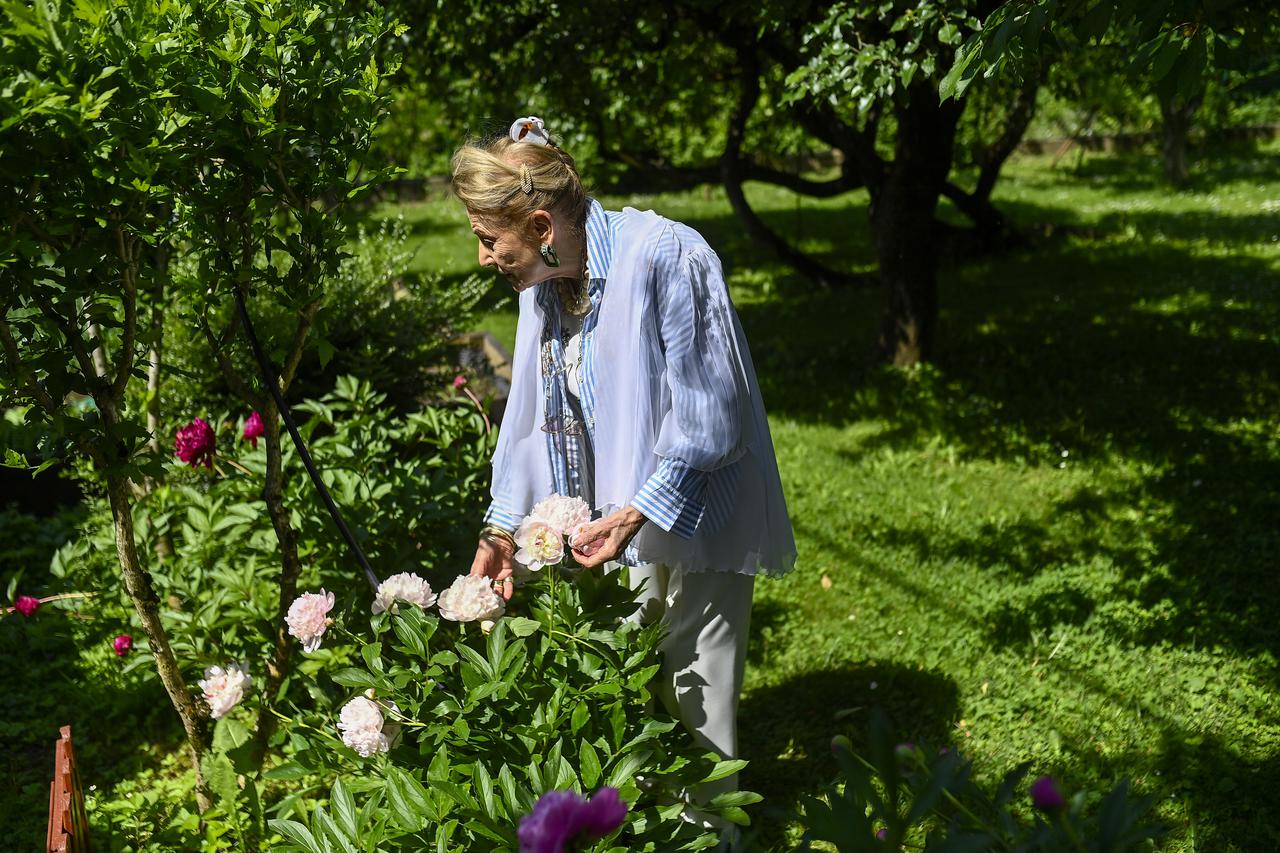 Zagreb: Ksenija Urličić u svom vrtu za koji je dobila nagradu Floraarta
