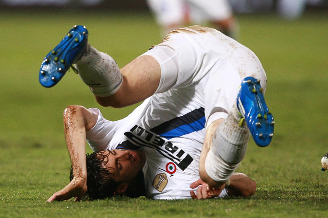 'Inter milan\'s Argentine forward Diego Milito falls on the pitch during their Italian Serie A football match Catania vs Inter Milan at Massimino Stadium in Catania on October 15 , 2011.      AFP PHOT