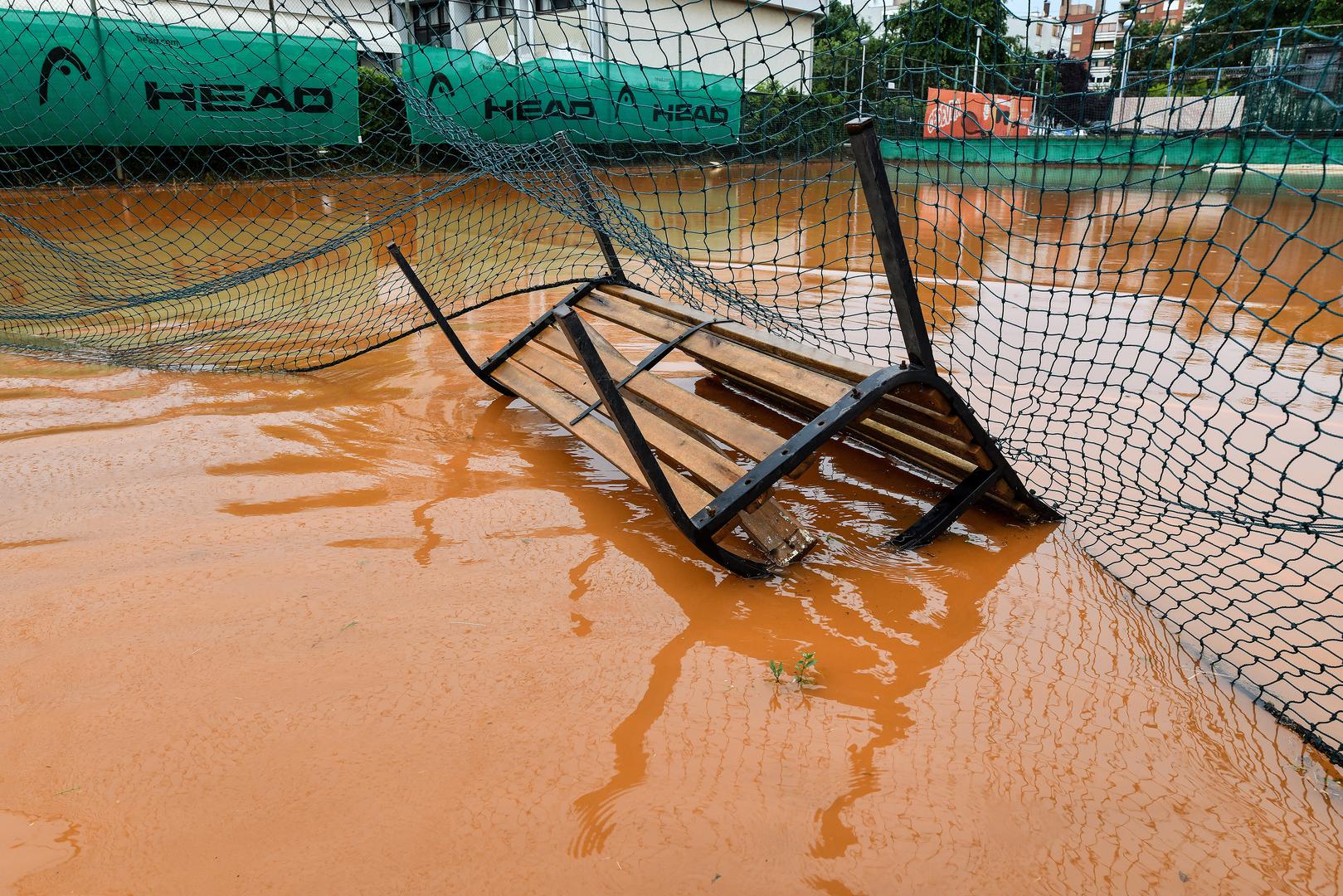 S obzirom na to da je kiša poplavila Ekonomski fakultet, KBC Rebro i Jordanovac, teško je očekivati kada će se tereni osušiti.