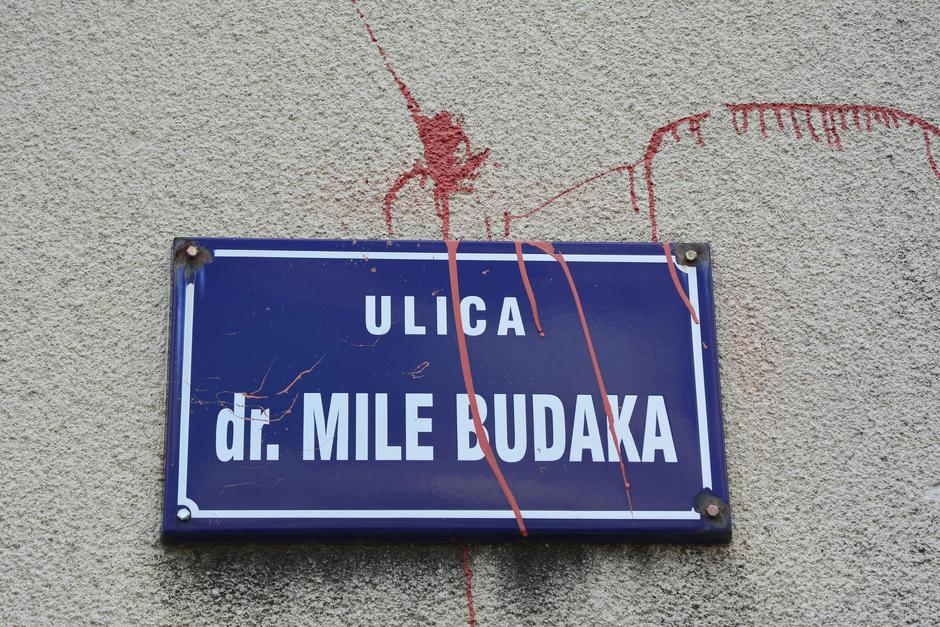 Slavonski Brod: Ploča s natpisom ulice dr. Mile Budaka zašarana crvenom bojom