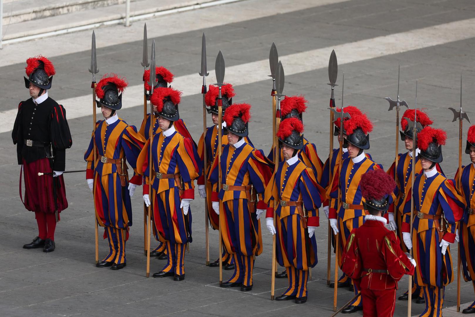 Stoljećima su oličenje odanosti i discipline, a iza njihovih živopisnih odora krije se obučena vojna sila.

