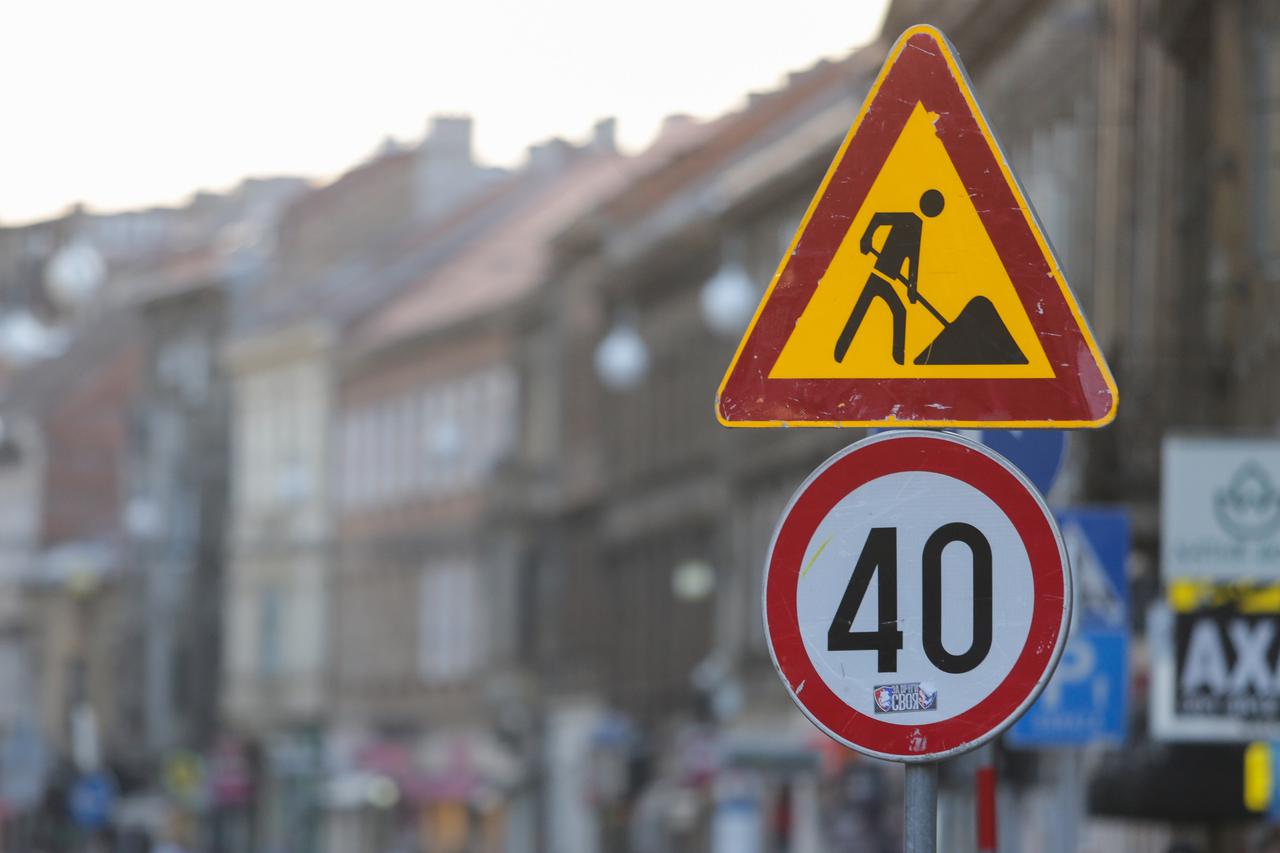 Prometni znak radova na cesti i ograničenja brzine