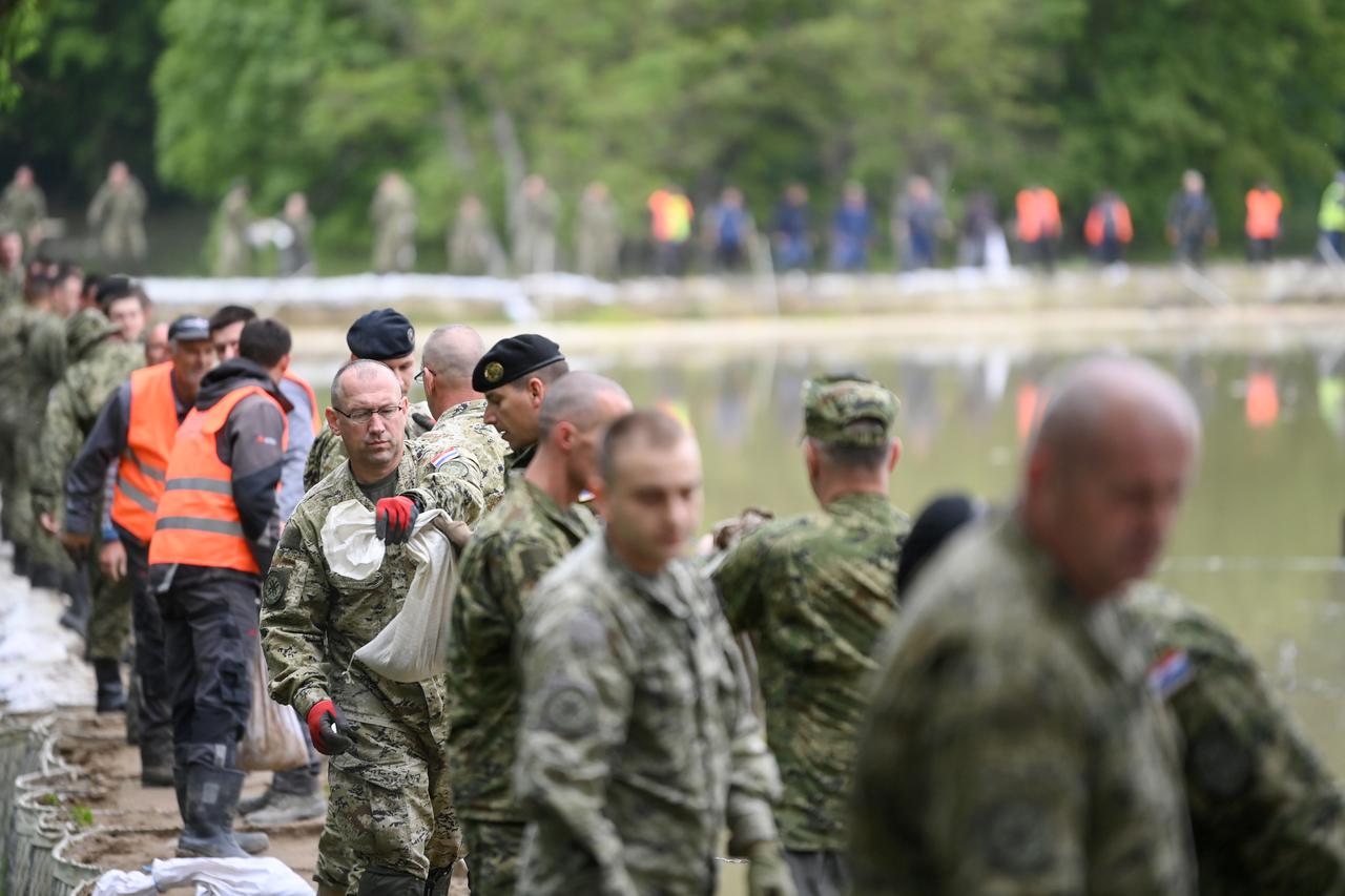 Sisak: Ministri Medved i Banožić obišli poplavljen kompleks za terapijsko jahanje