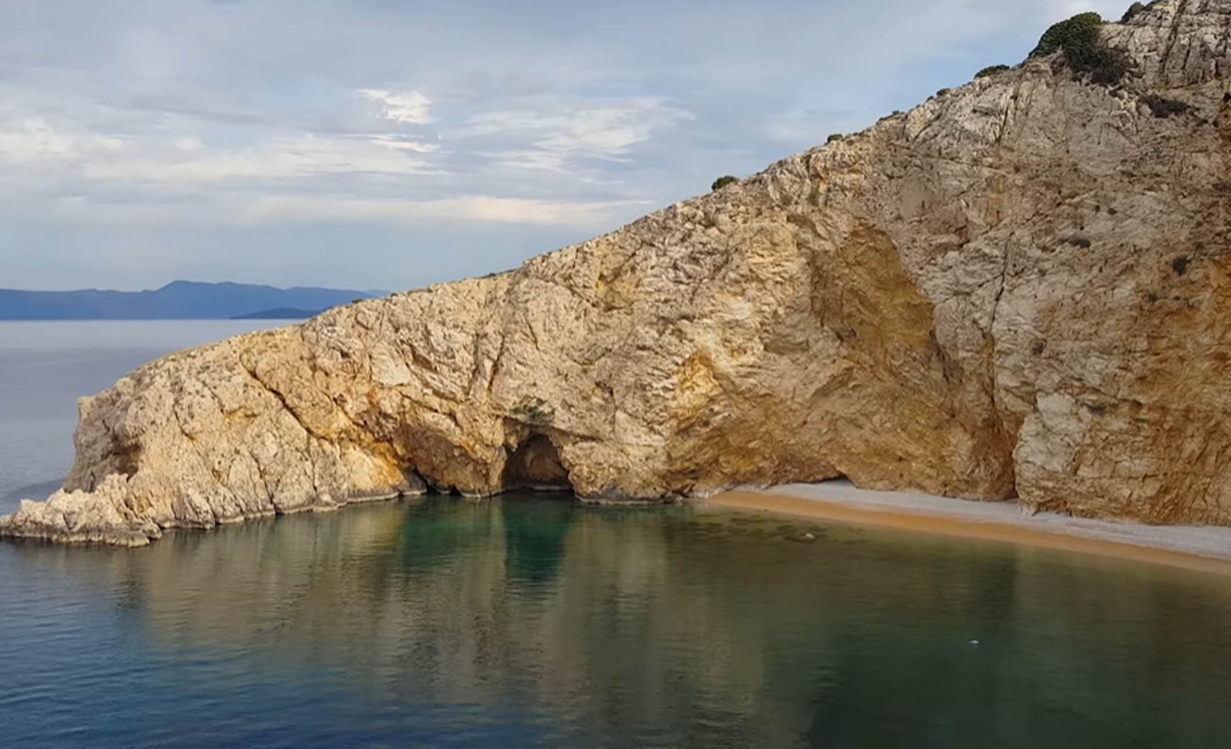 Plaža Golden Bay, koju mnogi nazivaju i Velo Čelo ili Biškupići, prelijepa je šljunčana uvala koja se nalazi na zapadnoj obali otoka Krka. Zbog velike strmine pješice nije moguće doći do plaže pa je jedini pristup plaži brodicom. 