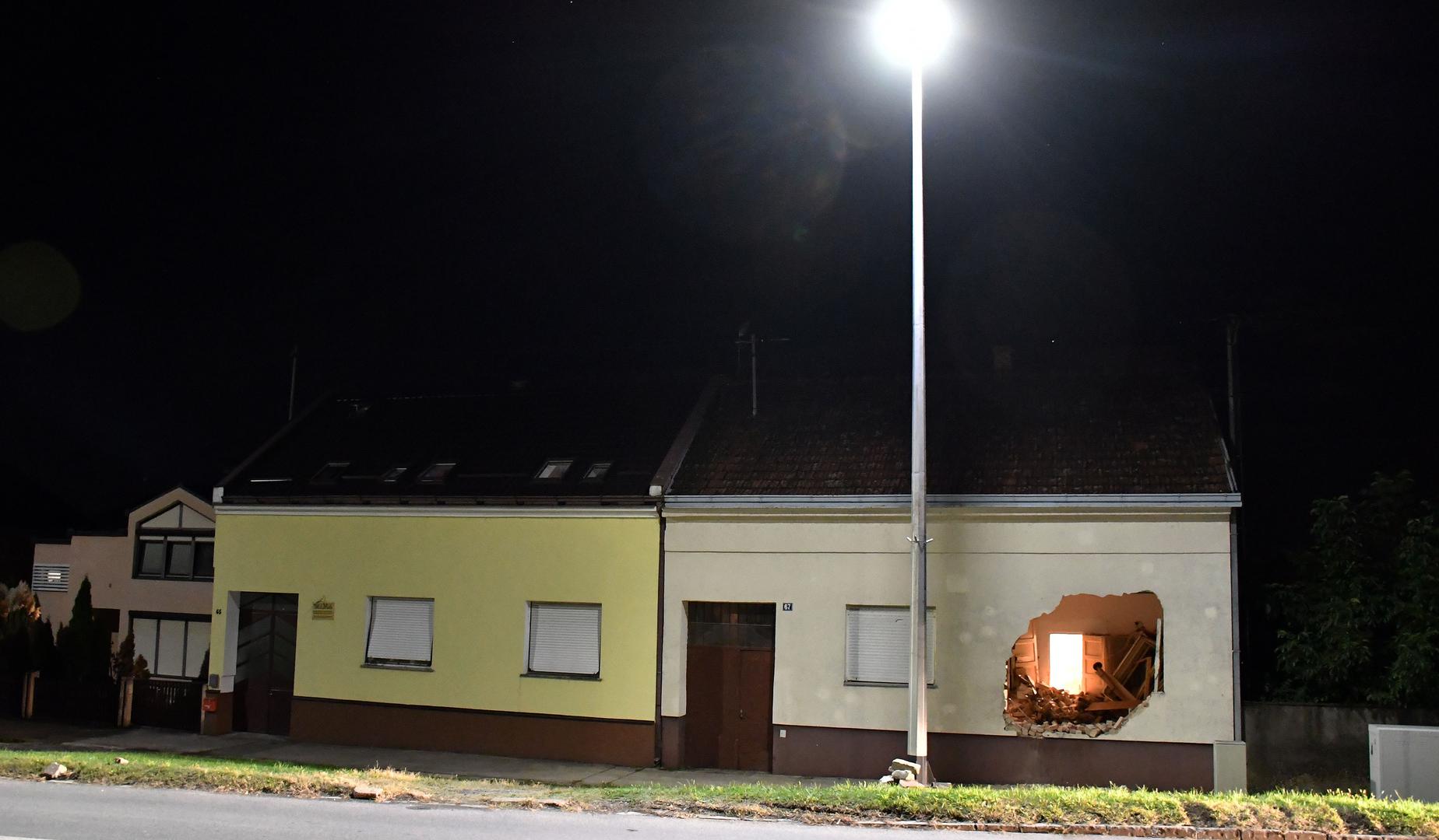 19.10.2020., Nova Gradiska - U ulici Ljudevita Gaja u Novoj Gradiski vozac se autom zabio u kucu, probio zid i zavrsio u dnevnom boravku. Cetrdesetogodisnji vozac automobila marke Audi je na mjestu dogadjaja poginuo.Photo: Ivica Galovic/ PIXSELL