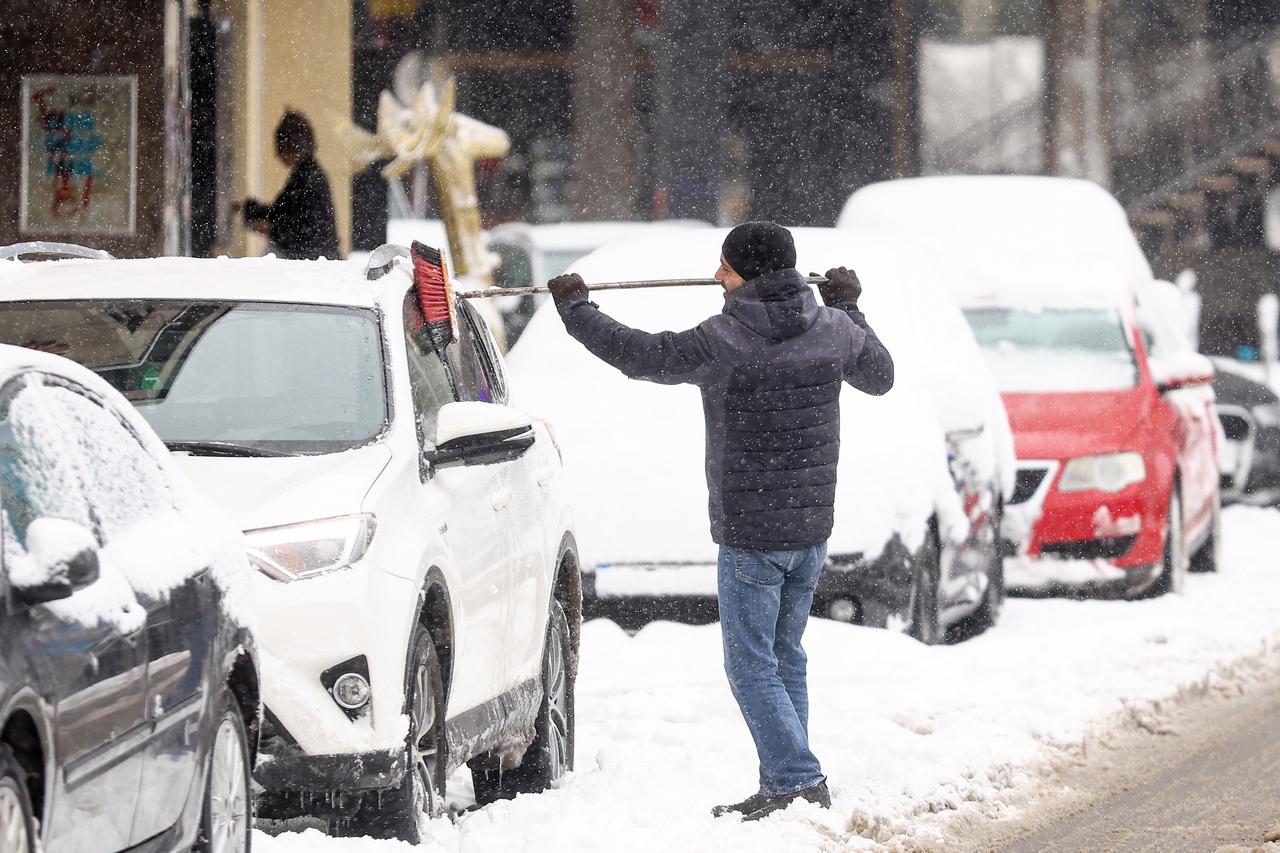 U Sarajevu jutros pada novi snijeg, očekuje se i do 40 cm
