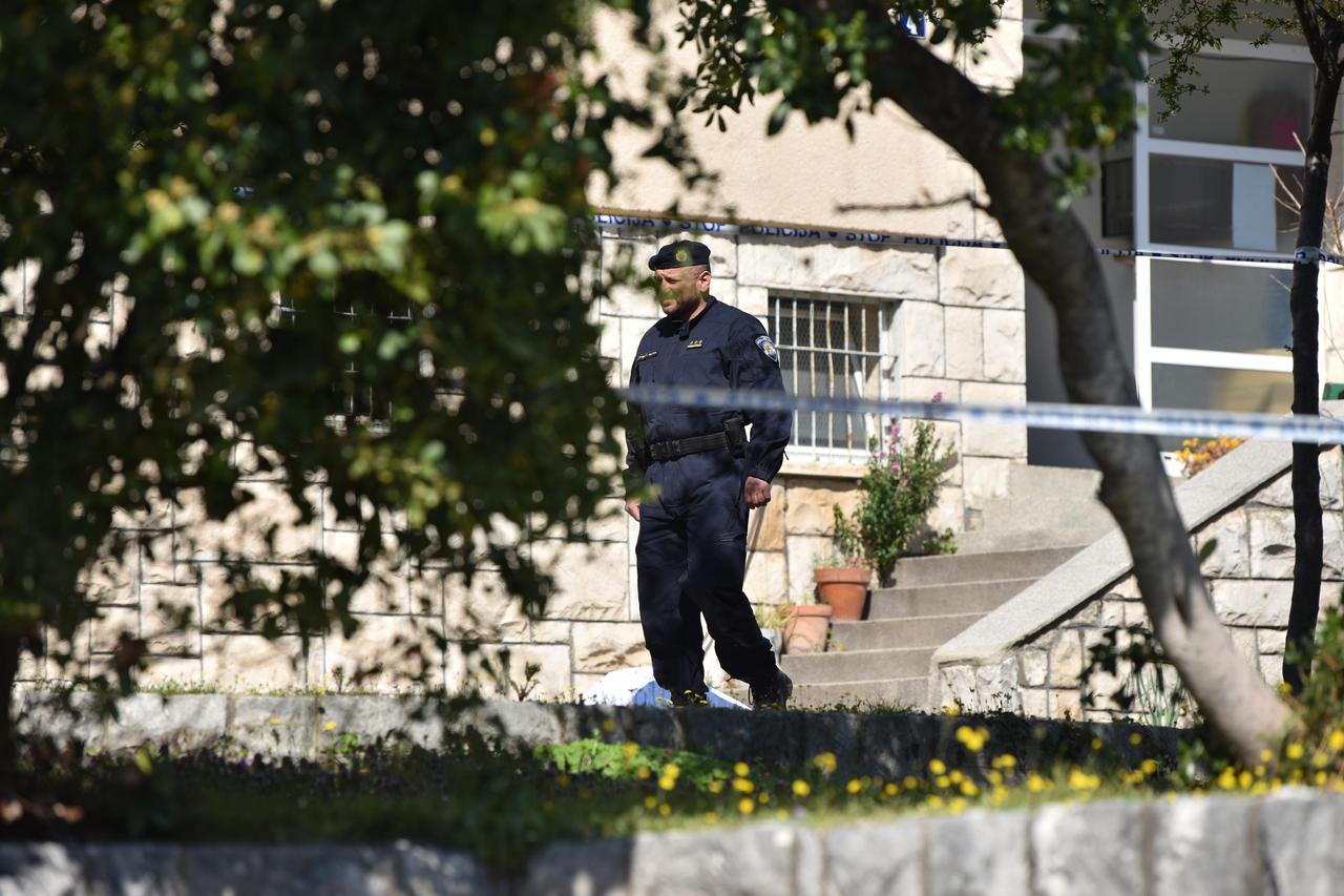 Ploče: Policijski očevid na mjestu gdje je u pucnjavi ubijen maloljetnik