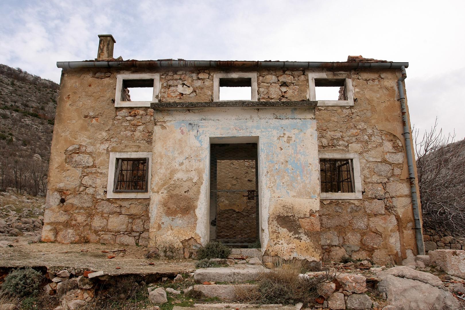 Lukina rodna kuća je u zaseoku Modriću u zadarskom zaleđu. Stradala je tijekom srpske agresije na Hrvatsku i još je uvijek u derutnom stanju. Luka Modrić prošao je nevjerojatan put od dječaka iz malenog sela na Velebitu do jednog od ključnih igrača Real Madrida, osvajača Zlatne lopte i svjetskog srebra i bronce s Hrvatskom. 