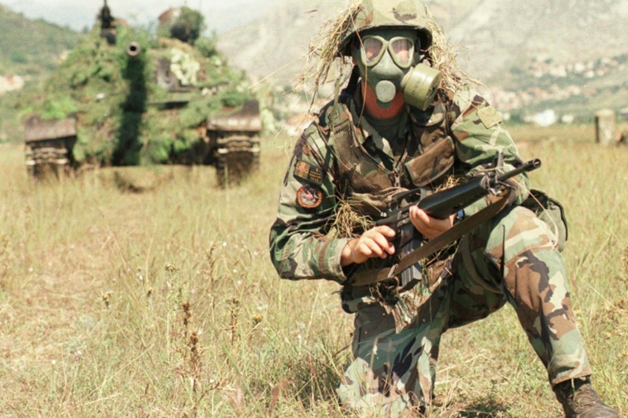 'za pokbih/Mostar/06.05.03. Vojnici HVO na vjezzbi u Mostaru.Hocce li zbog proracccuna ubuducce broj vojnika i tehnike biti znatno smanjen. snimio Marko Mikulicc/uz tekst Zdenka Jurilja'