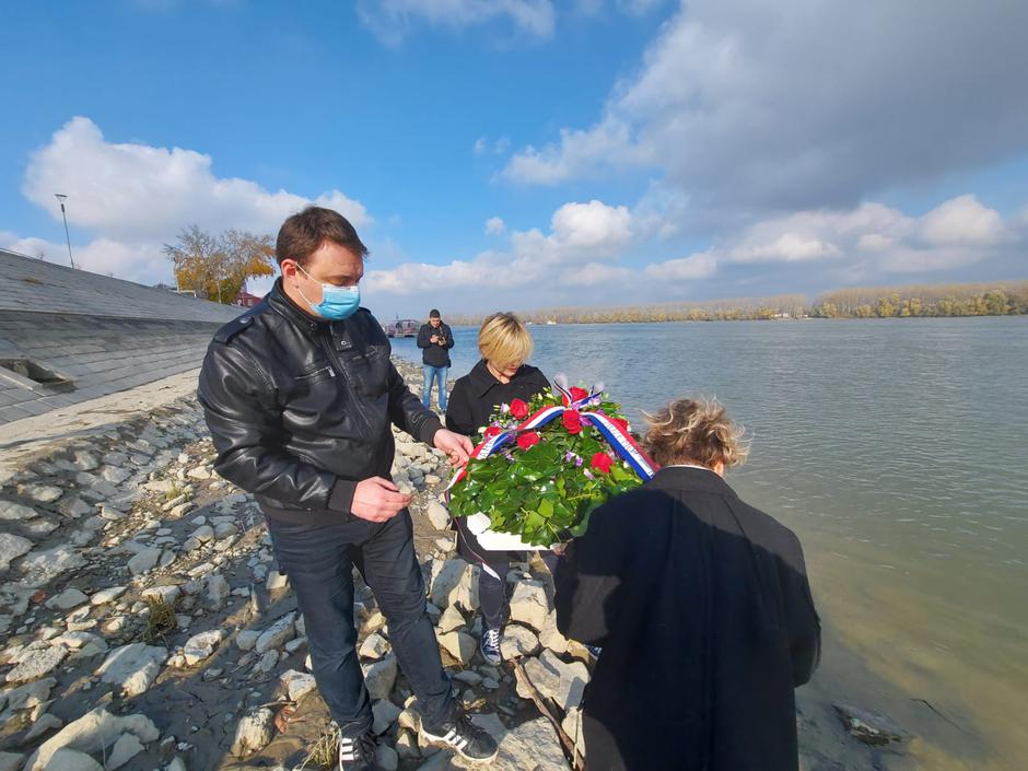 Bojan Glavašević položio ružu na Ovčari i vijenac na Dunavu u spomen svim civilnim žrtvama rata kao i stradalim srpskim civilima