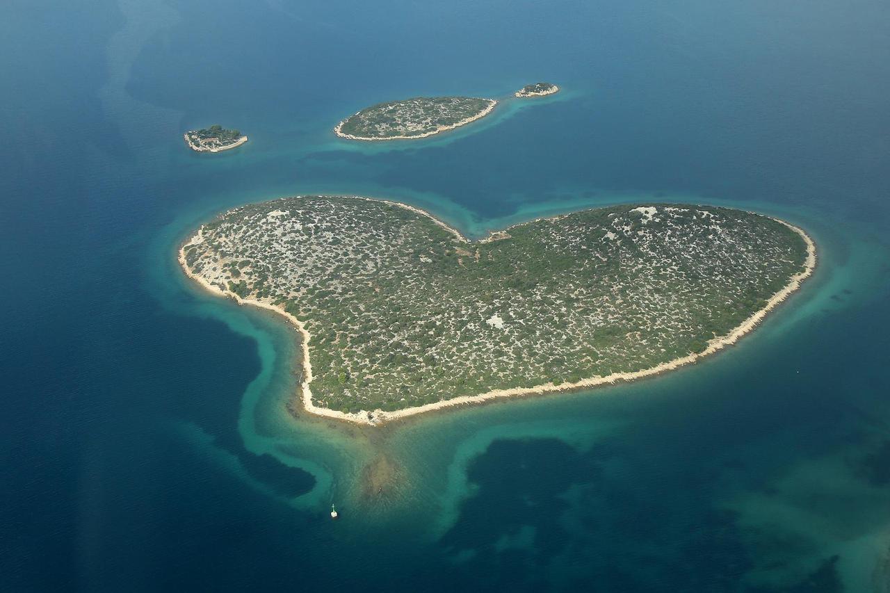 Srcoliki otok Galešnjak svjetska je atrakcija za zaljubljene parove