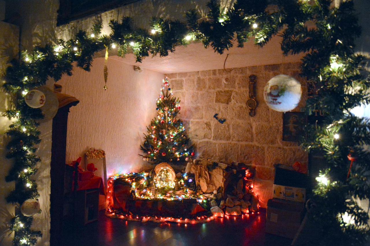 Jaslice pod oki?enim drvcem na Badnjak