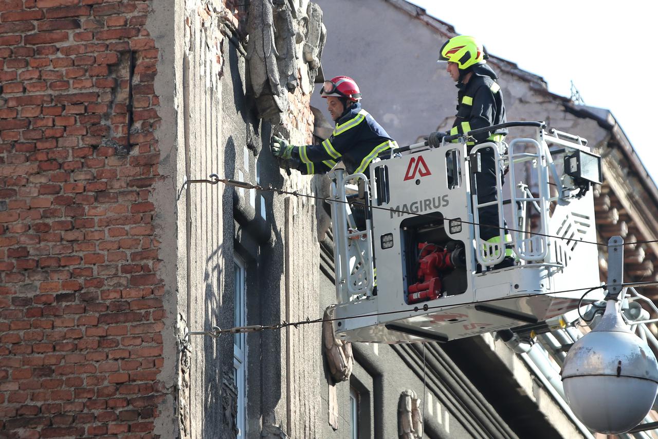 Zagreb: Vatrogasci u Ilici ruše dijelove fasada sa zgrada koji prijete prolaznicima najprometnije ulice