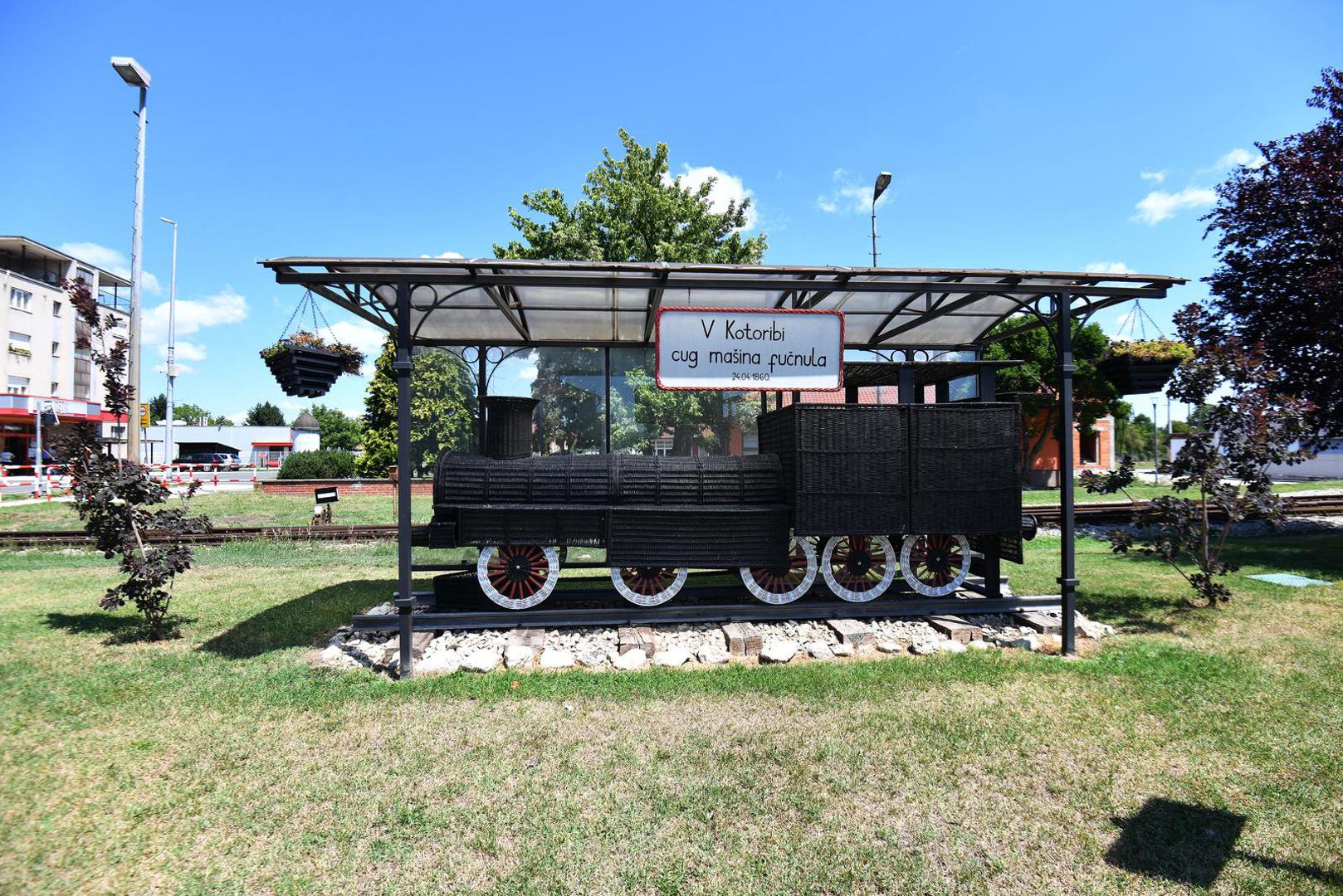 Postoji i spomenik prvoj željezničkoj pruzi u Hrvatskoj, a nalazi se u Kotoribi. 