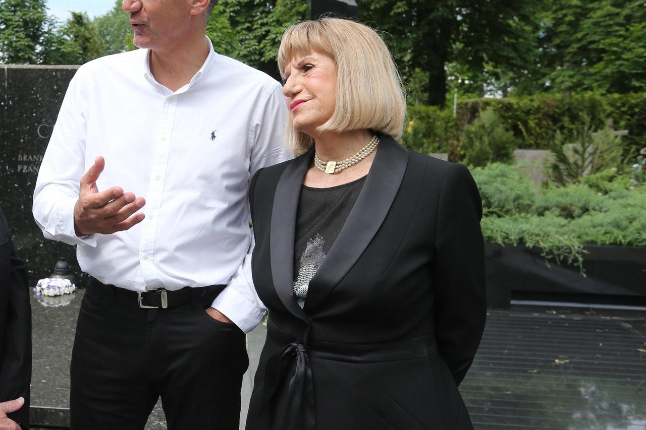07.06.2013., Zagreb - Gradonacelnik Zagreba s delegacijom, delegacija HKS-a, delegacija HNS-a i delegacija GNK Dinamo polozili su vijence te zapalili svijece na grobu Drazena Petrovica na 20. godisnjicu njegove smrti. Biserka Petrovic, Aleksandar Petrovic