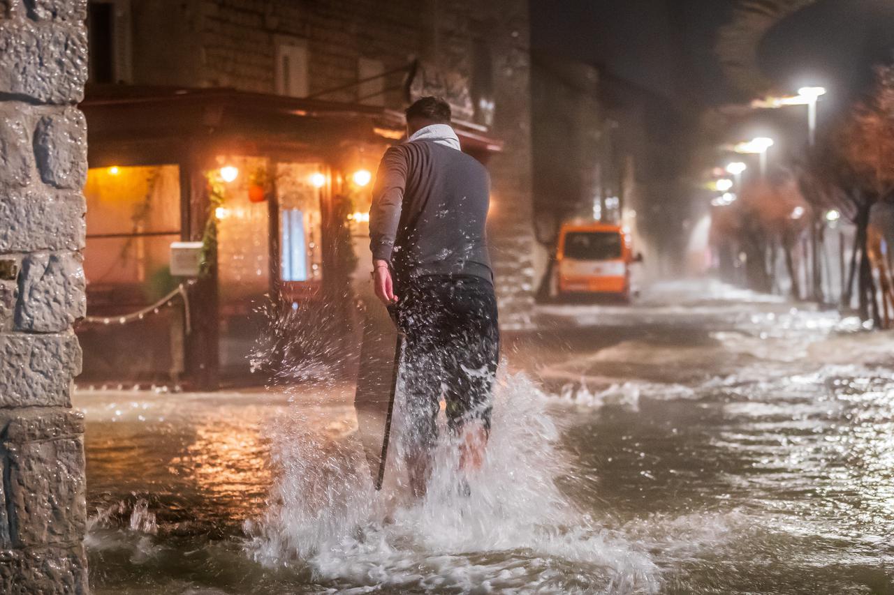 Kaštela: Ciklonalna plima poplavila rivu i okolne ulice
