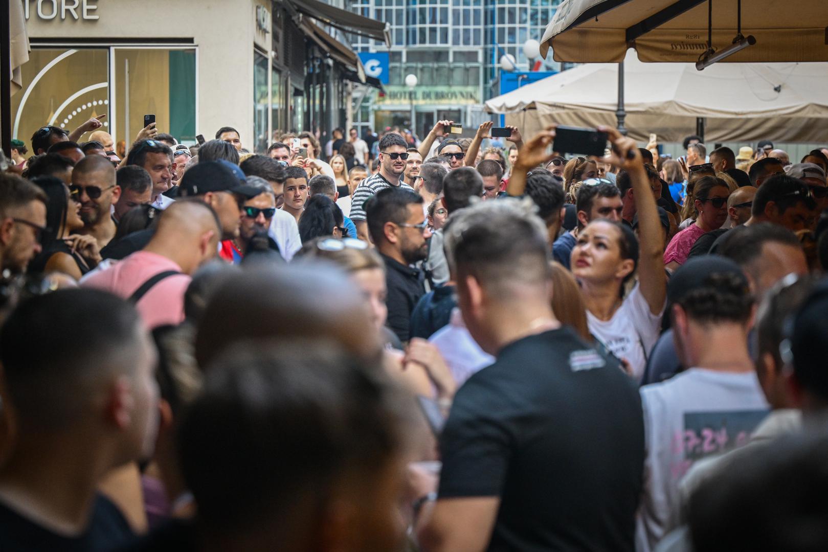 Marko Perković Thompson će sutra na zagrebačkom Hipodromu održati koncert, događaj koji je već sada upisan kao najveći koncert u povijesti samostalne Hrvatske. Očekuje se više od 450 tisuća posjetitelja, što je brojka koja nadmašuje sve dosadašnje glazbene spektakle u zemlji.