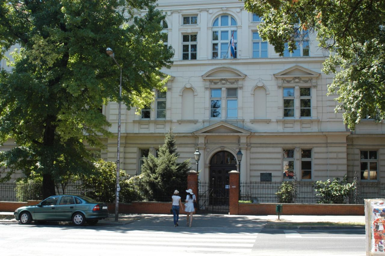 '01.08.2012., Bjelovar, Gimnazija, na fotki zgrada bjelovarske Gimnazije'