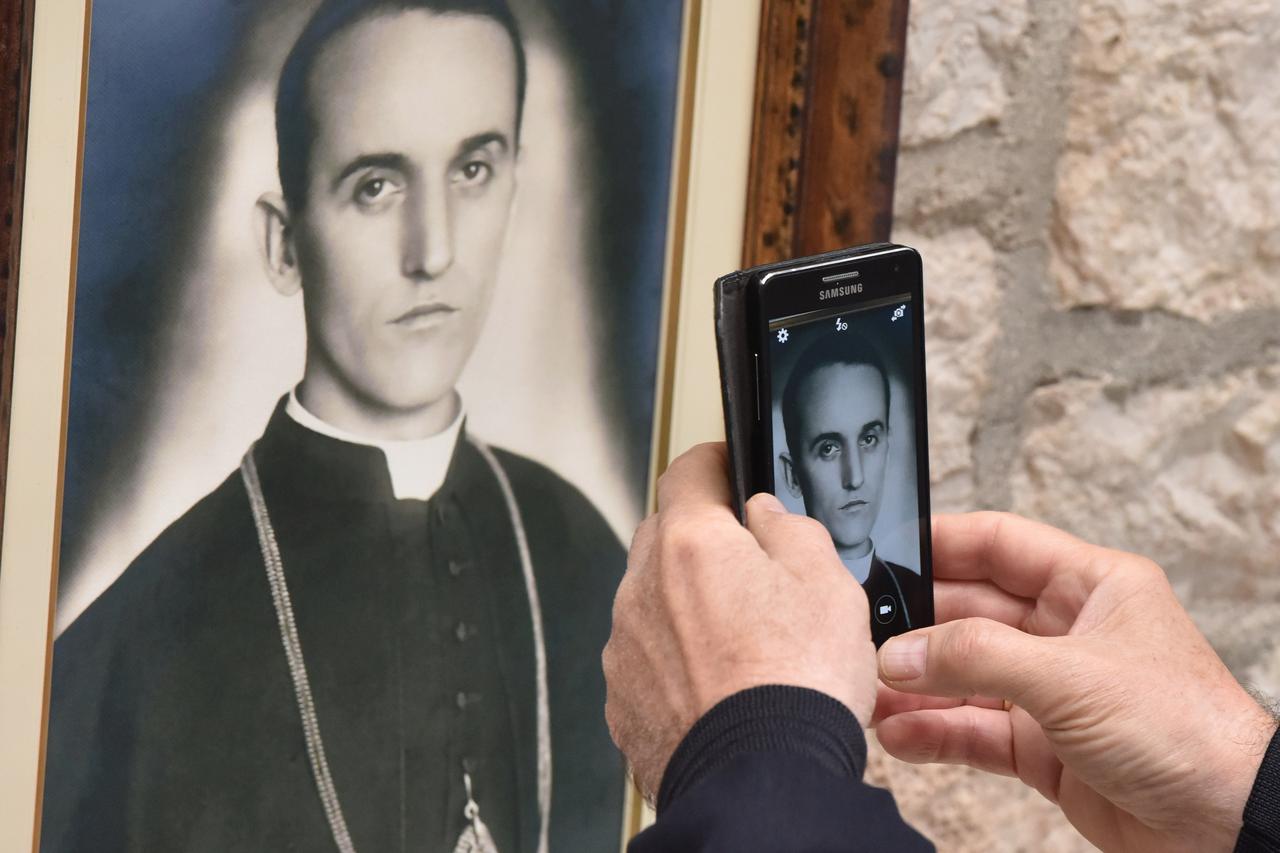 Šibenik: Marijana Petir otvorila izložbu Kardinal Alojzije Stepinac - Put Svetosti