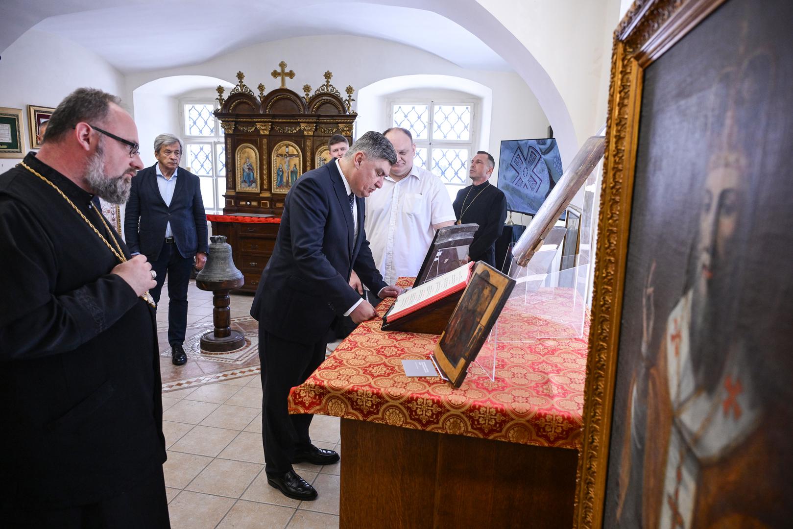 Hrvatski predsjednik Zoran Milanović posjetio je u ponedjeljak Sakralni muzej Grkokatoličkog sjemeništa u Ćirilmetodskoj ulici u Zagrebu gdje se upoznao s poviješću Grkokatoličke crkve u Hrvatskoj te vrijednom liturgijskom, arhivskom i umjetničkom građom.
