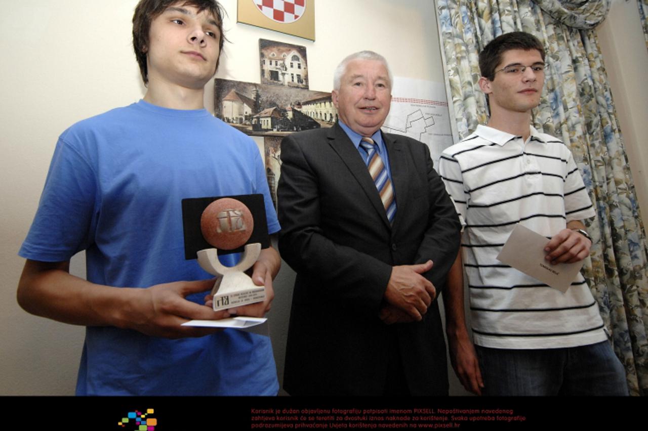 '17.06.2010., Prelog - Gradonacelnik Dragutin Glavina primio je nagradjene srednjoskolce i njihove mentore. Photo: Vjeran Zganec Rogulja/PIXSELL'