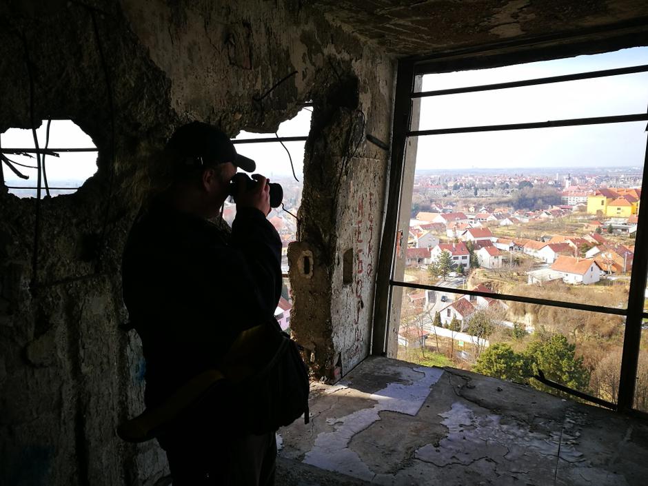 Dokumentarac “Glavu dole, ruke na leđa”