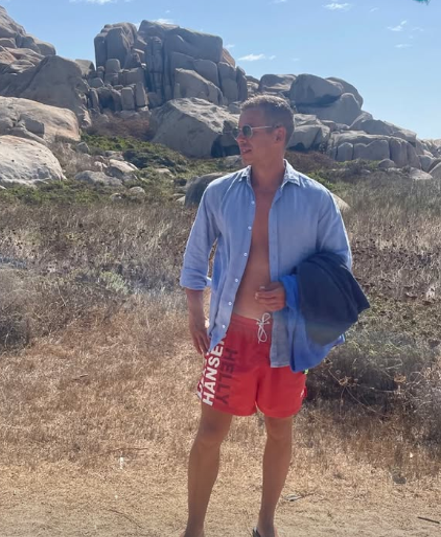 U komentarima se tako može pročitati kako je riječ o “nevjerojatno zgodnom novom političaru” zbog kojeg bi netko “odmah poželio otići na odmor u Mađarsku i jesti gulaš”. 