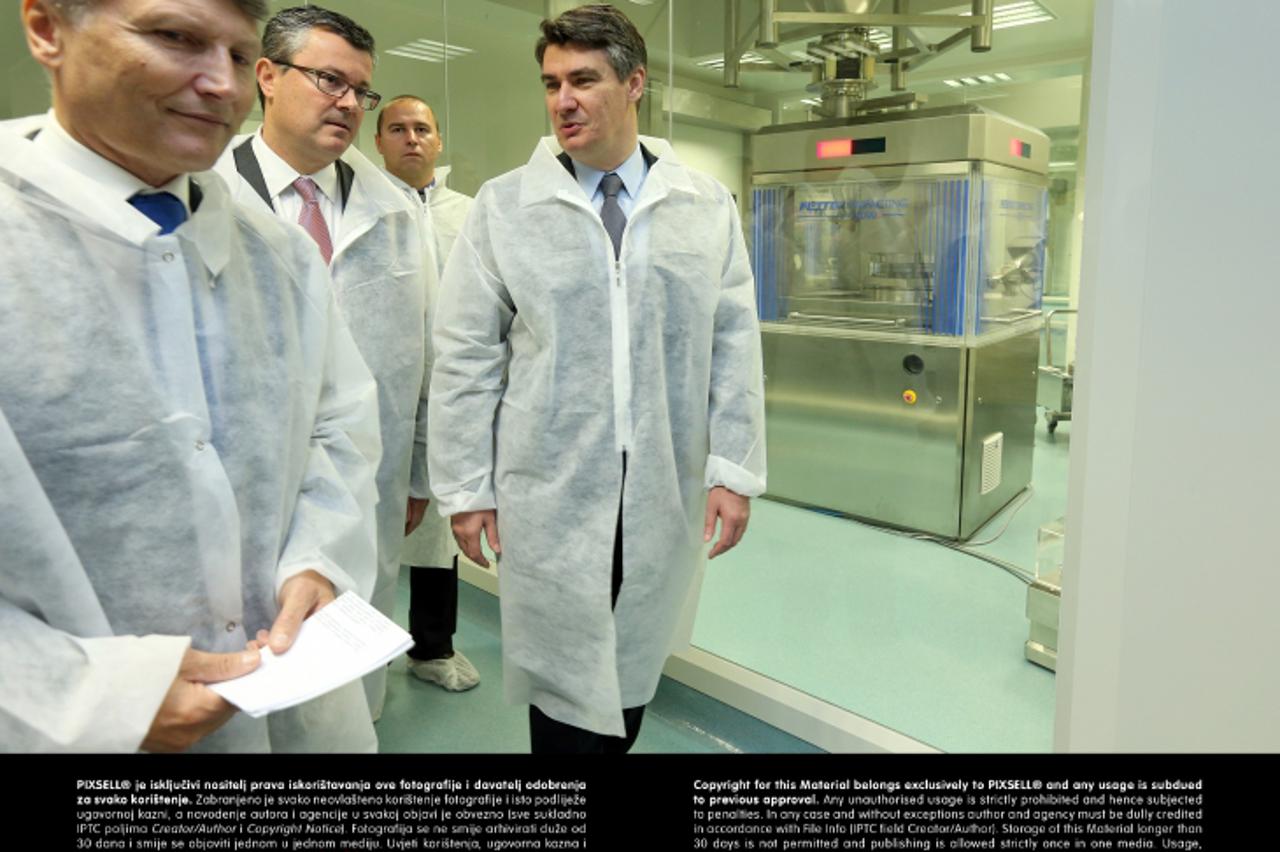 '18.10.2013., Zagreb - Premijer RH Zoran Milanovic s ministrima Brankom Grcicem i Ivanom Vrdoljakom te suradnicima obisao nove pogone Plive za proizvodnju lijekova.  Photo: Robert Anic/PIXSELL'