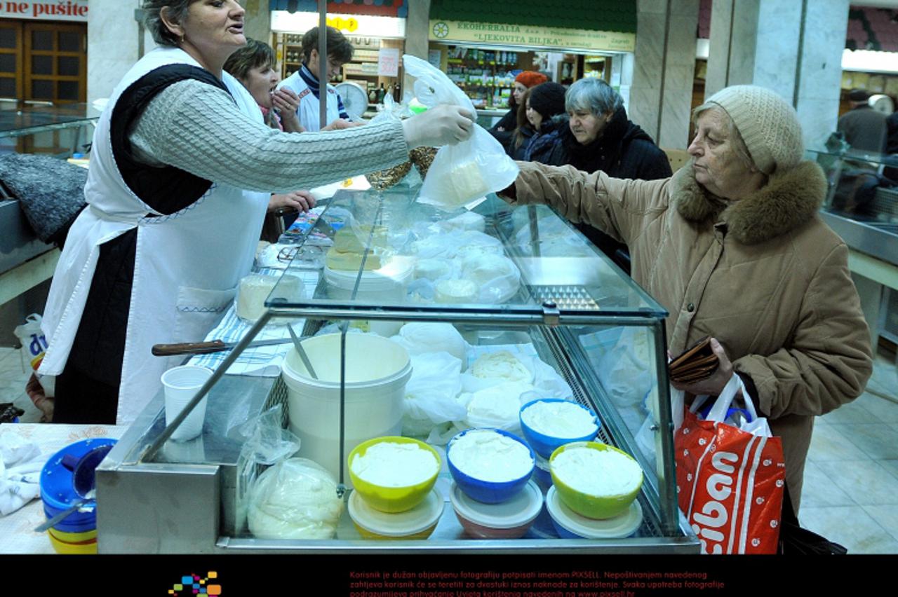 '22.12.2011., Zagreb - Kumice koje po novom zakonu ministarstva poljoprivrede, ako nisu iz gradova u Zagrebackoj zupaniji, vise ne smiju prodavati sir i vrhnje na zagrebackoj trznici od Nove godine. S