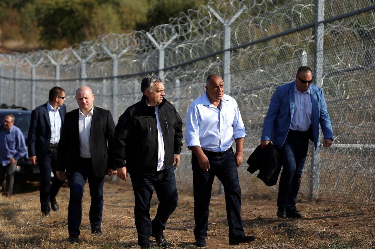 Hungarian Prime Minister Viktor Orban (centre L) and his Bulgarian counterpart Boiko Borisov (centre R) inspect the barbed wire fence constructed on the Bulgarian-Turkish border, near Lesovo, Bulgaria September 14, 2016. REUTERS/Stoyan Nenov     TPX IMAGE