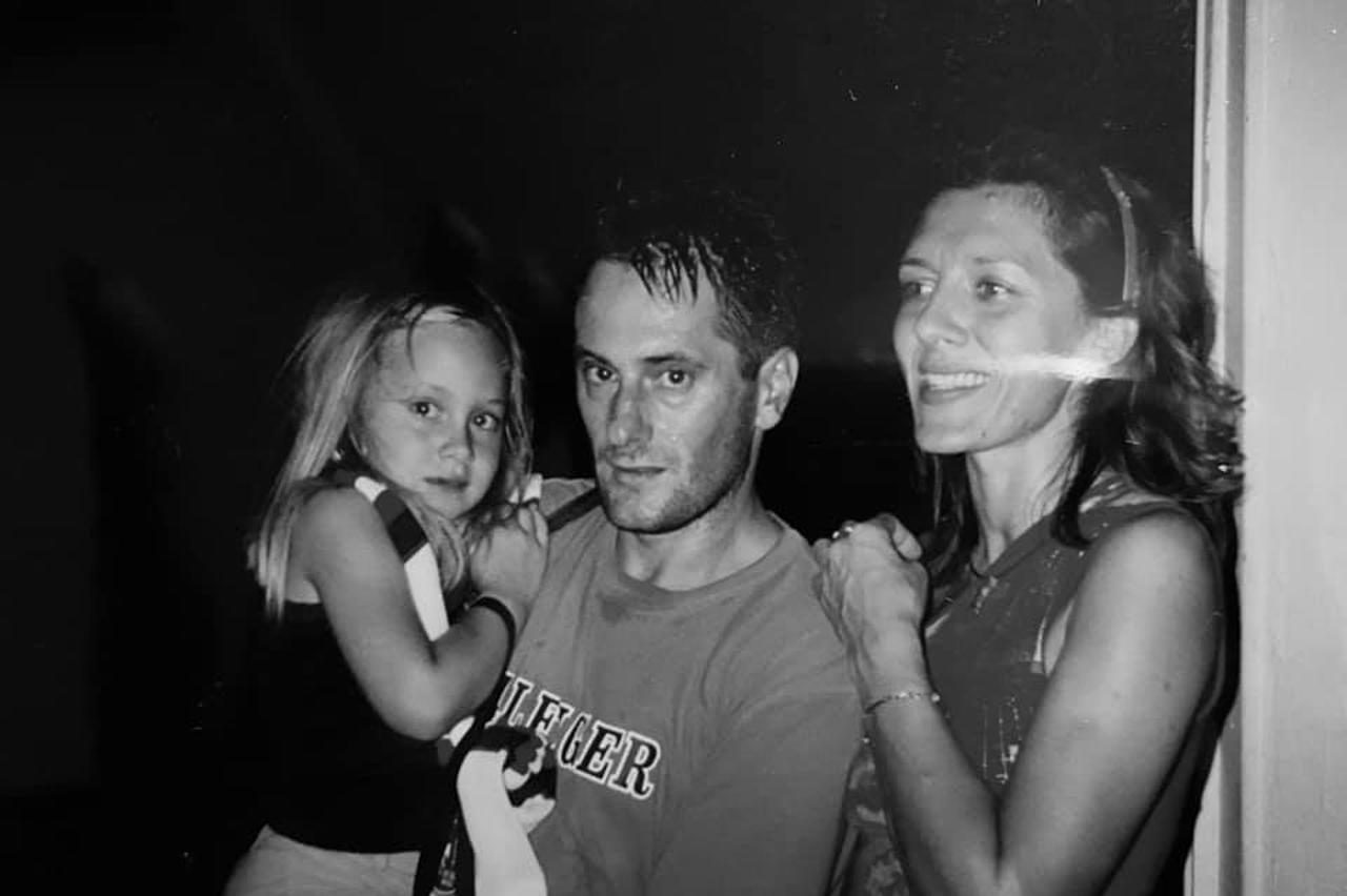 Albina kao dijete s mamom i tatom