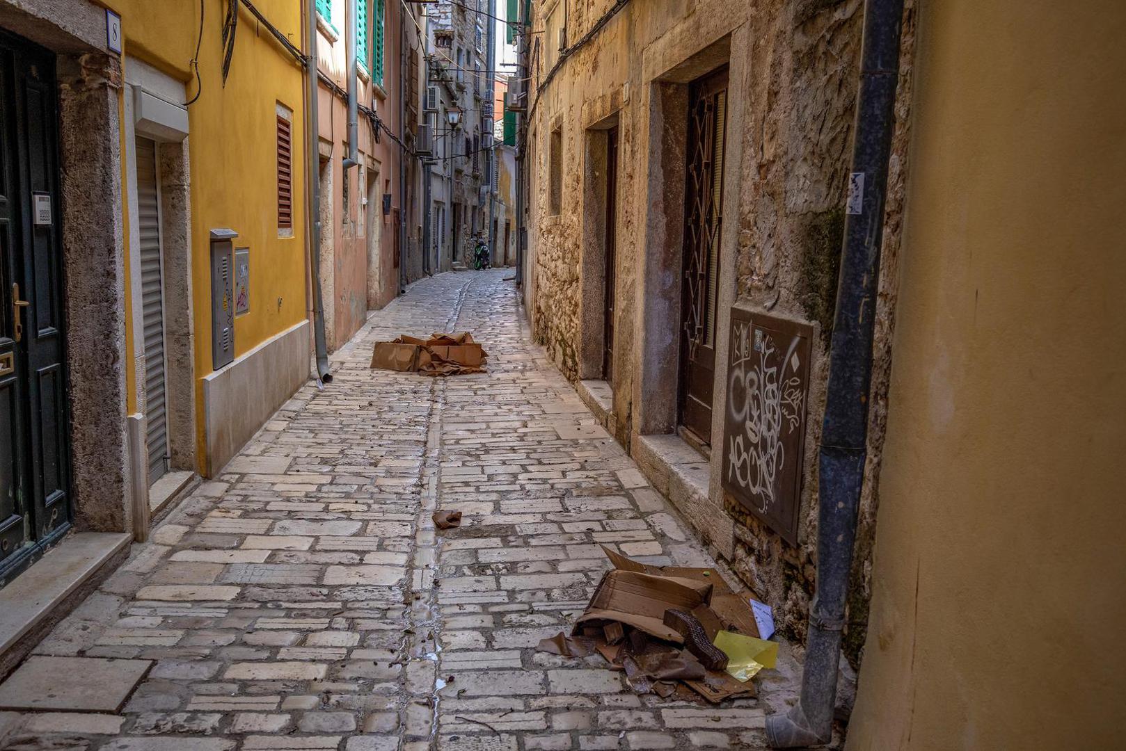 27.03.2023., Rovinj - Steta na ulicama grada koje je poharalo snazno nevrijeme. Photo: Srecko Niketic/PIXSELL