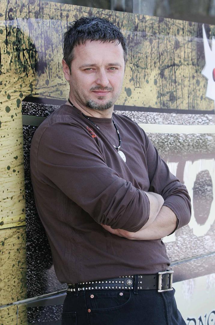  Početkom Domovinskog rata javio se u Zbor narodne garde, a nadimak Thompson dobio je po američkoj strojnici. 