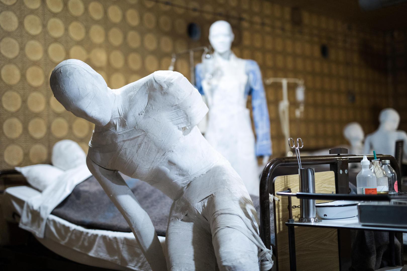 26.10.2021., Vukovar - Mjesto sjecanja – Vukovarska bolnica 1991.Za vrijeme opsade Vukovara gradska bolnica postala je vojna bolnica.Tijekom opsade Vukovarska bolnica je bila pod stalnim neprijateljskim vatrom, unatoc velikom crvenom krizu koji je postavljen u krovnoj bolnici, signalizirao je neprijateljskom zrakoplovstvu da je rijec na mjestu zasticenom Zenevskim konvencijama. Unatoc tome, tijekom tromjesecne opsade grada na krugu bolnice svakodnevno su padali projekti. Medicinsko osoblje i pacijenti premjesteni su u podrumu bolnice gdje su lijecnici radili u neadekvatnim uvjetima i bez potrebne medicinske opreme. Dana 20. studenoga 1991. godine pripadnici JNA zaustavili su medjunarodne promatrace u sredistu grada te su za to vrijeme iz bolnice izveli vise od 260 ljudi koji su ubijeni na Ovcari ili nekoj drugoj lokaciji, a za mnoge se jos i danas traga.Na potresan nacin ovdje je prikazana atmosfera koja je vladala u vukovarskoj bolnici te jeseni 1991. godine – trenutak zaustavljen u vremenu. U podrumskim prostorijama Vukovarske bolnice, vjerno je rekonstruiran zivot nekoliko stotina ranjenika i bolnickog osoblja tijekom okupacije grada.  Ovaj postav nastao je u sjecanje na te herojske dane.