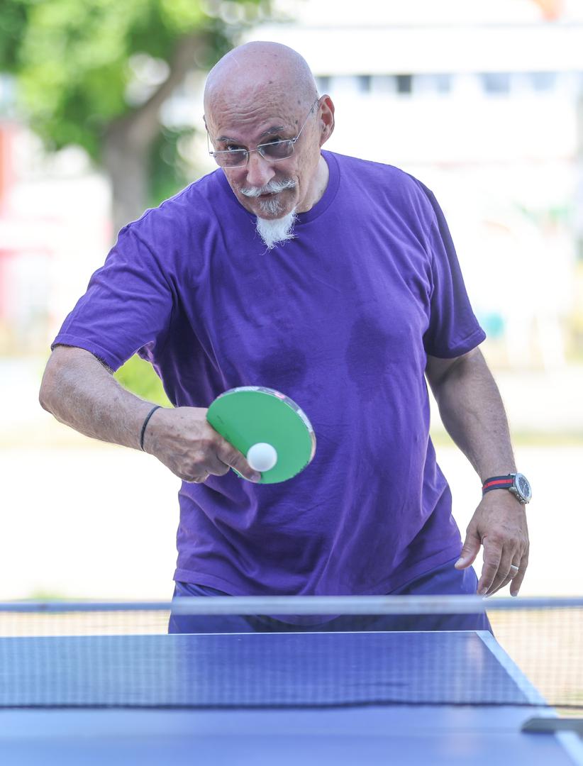 U sportskom dijelu programa održavaju se turniri u rukometu, nogometu, košarci, ping pongu i beli, uz prepoznatljive dodatke poput beer pong natjecanja i omiljenog pub kviza. 