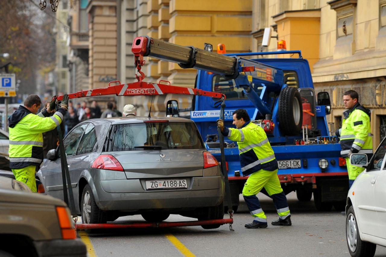 \'gradska.....zagreb.....03.12.2008.  klaiceva ulica - pauk odnosi aute, ljudi, zagreb parking     Photo: Marko Lukunic/Vecernji list\'