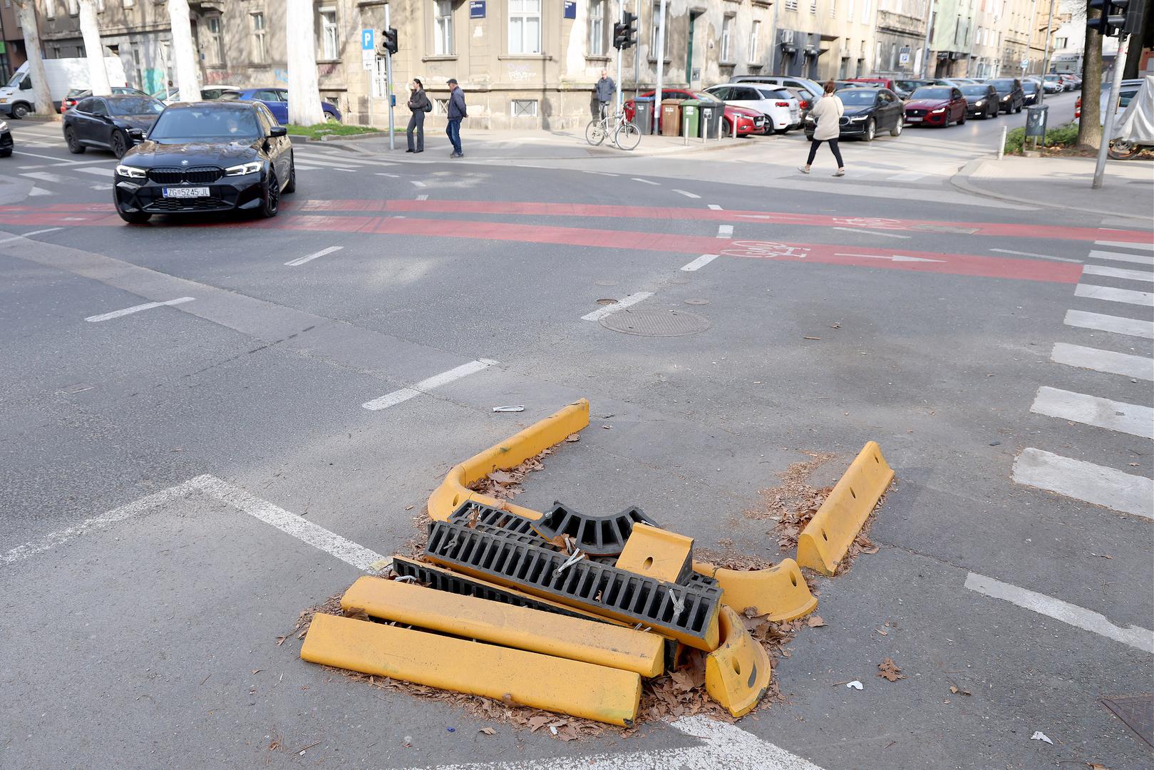 Unatoč tome barijere još nisu uklonjene ni zamijenjene novima. Građani upozoravaju kako njihovi ostaci mogu predstavljati opasnost za prolaznike i bicikliste.