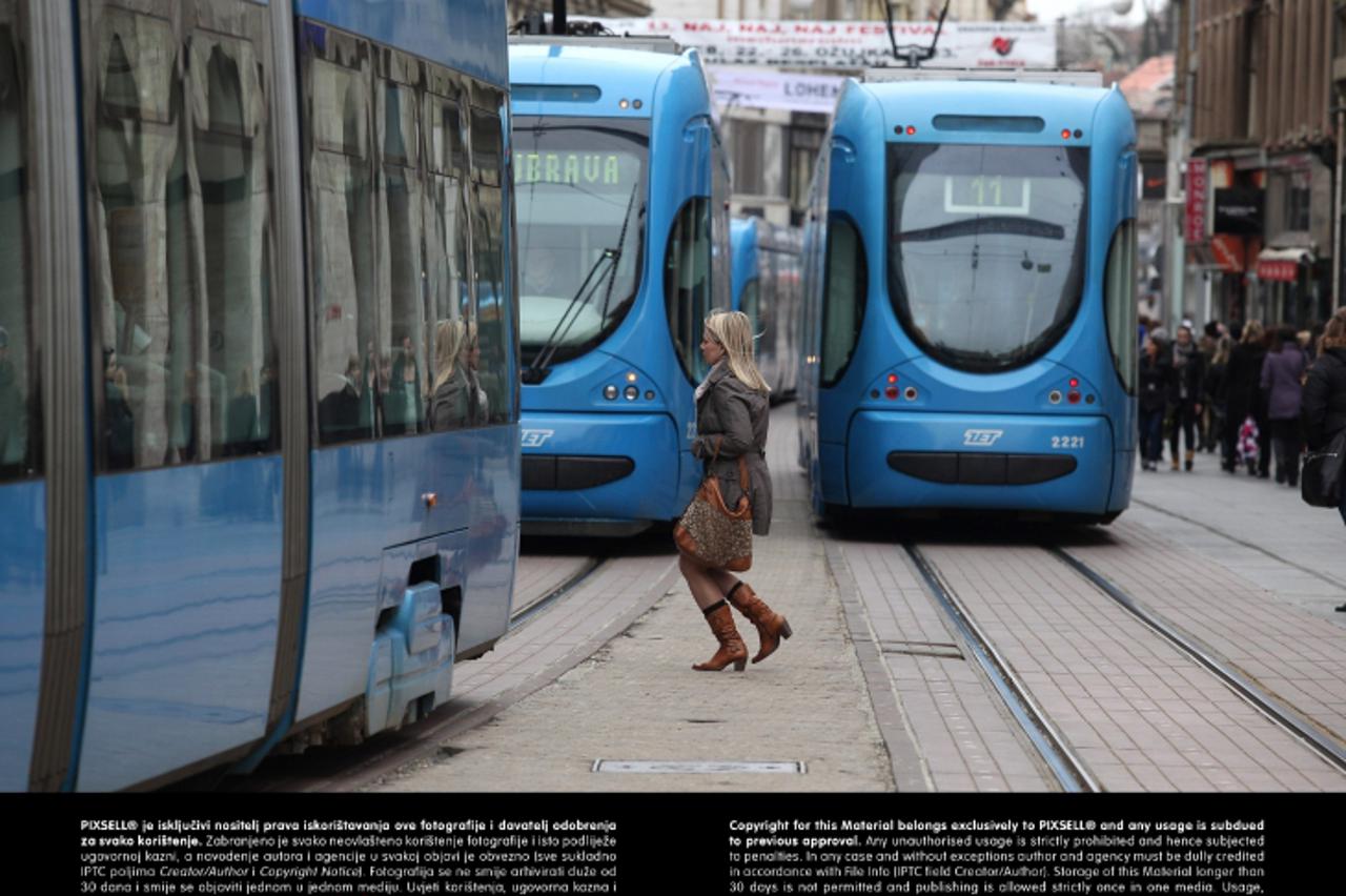 '20.03.2013., Zagreb - Na Jelacicevom trgu su u tijeku radovi na sanaciji tramvajske pruge. Iako su iz ZET-a tvrdili da nece biti problema u odvijanju prometa, danasnje velike guzve na stajalistu i ko