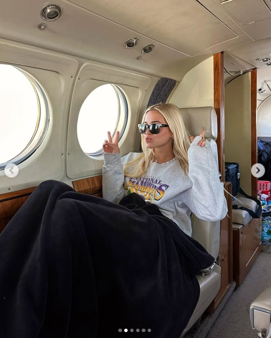 Najnovije fotografije nastale su na meksičkoj obali, gdje je u bijelom bikiniju demonstrirala sportsku građu i iznimno samopouzdanje pred objektivom.