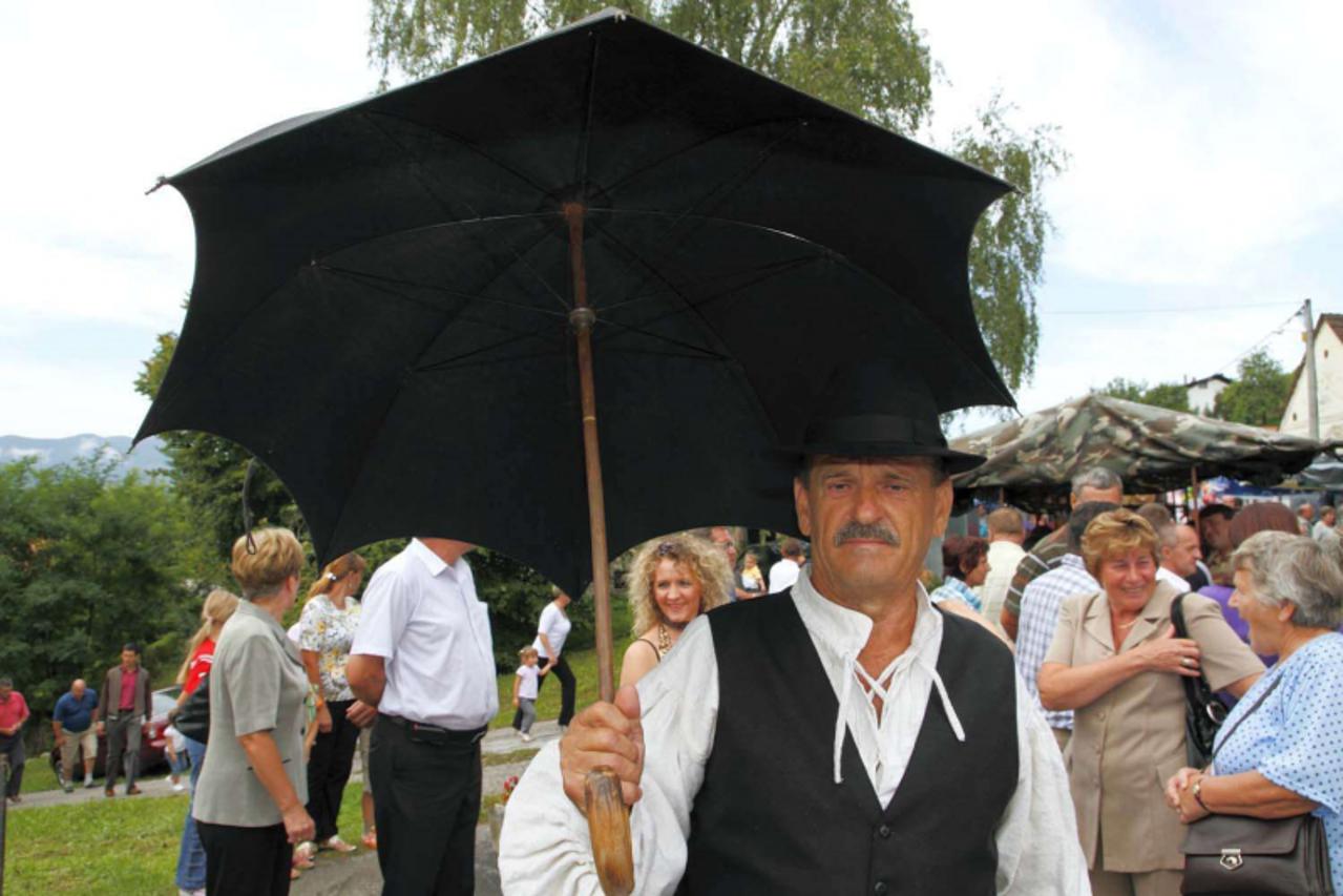 'Var \\u0096 17. 08. 2010., Bednja \\u0096 Joza Podsecki k mesi je ponio i kisobran iz 1915. godine  PHOTO:  Ljiljana Risek'