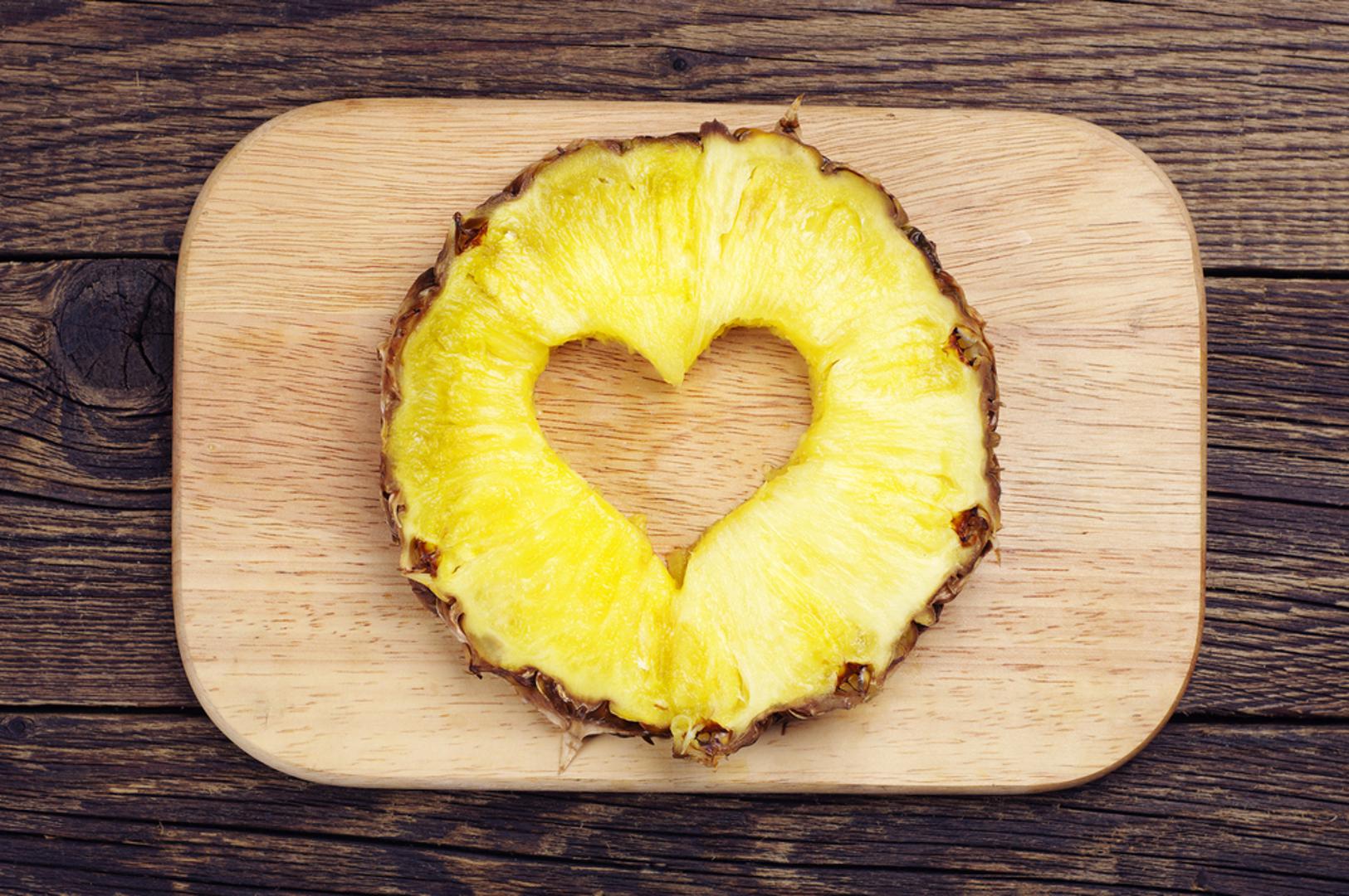 Ananas – Sadrži bromelain, enzim kojima ima protuupalna svojstva, ali i pomaže pri čišćenju zuba. Nedavno istraživanje pokazalo je kako je bromelain savršen za uklanjanje mrlja sa zuba.
