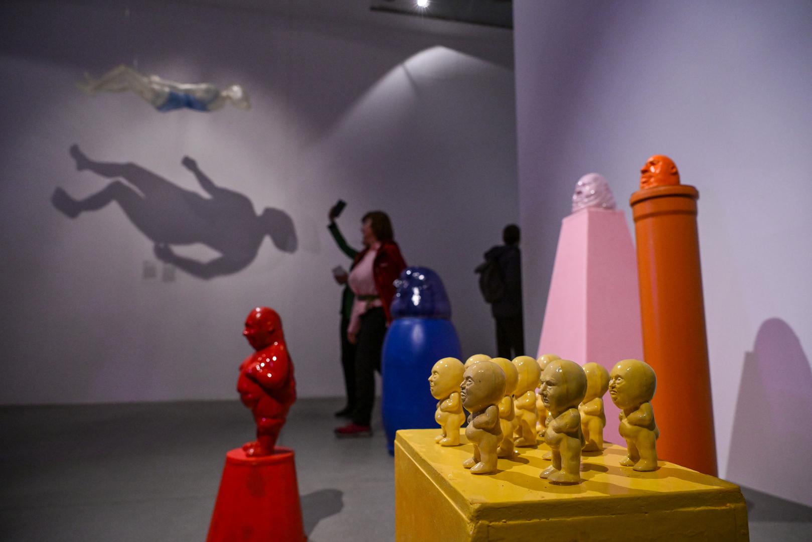 Žiri je ove godine zapala zahtjevna uloga pregleda, sagledavanja i valorizacije više od 400 zaprimljenih radova od 243 autora te su odradili “lavovski” posao izabravši sedamdeset i tri umjetnička rada koja su izložena u MSU